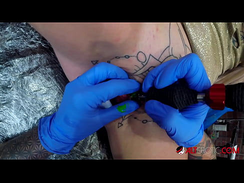 ❤️ Ekstreme tatuita varmulo Sully Savage ricevis tatuon sur sia klitoro ️❌ Anala porno ĉe porno eo.vanalize.ru ❌❤